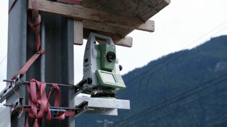 Permanente Deformationsmessung: Der Tachymeter überwacht die Situation und übermittelt die gesammelten Messdaten an das Online-Portal