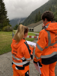 Bei der Feldbegehung für die periodische Nachführung in Göschenen