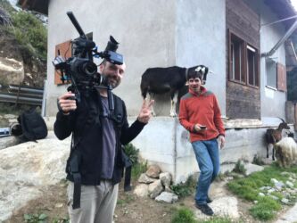 Filmcrew mit anhänglicher Ziege Filmcrew mit anhänglicher Ziege