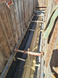 Grabensicherung mit Spriessung zur Verlegung der Leitungen, Einmessung etc. Grabensicherung mit Spriessung zur Verlegung der Leitungen, Einmessung etc.